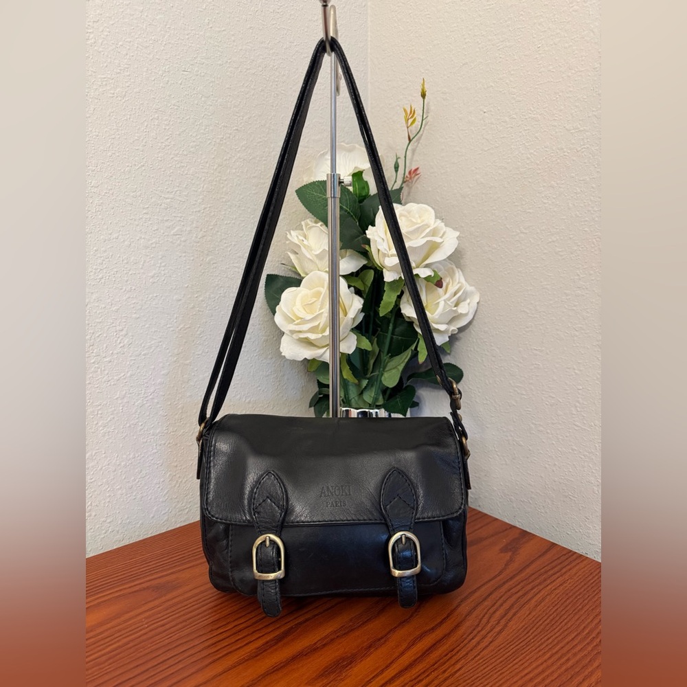 Sophisticated Black Leather Crossbody Bag with Gold Hardware